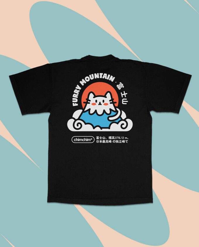 Playera negra que dice Furry Mountain en la espada con un gato en forma de Monte fuji