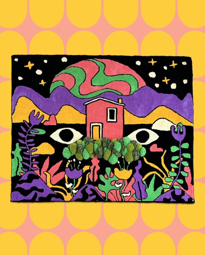 Tapete mundo cósmico hecho con técnica de tufting en México, con una casa al centro y unos ojos a los lados, rodeado de plantas con colores psicodélicos, cover