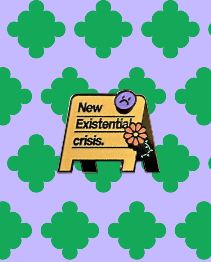 Pin amarillos de Esmalte duro, que dice New Existential Crisis, tiene una cara triste en color morado y una flor - Cover