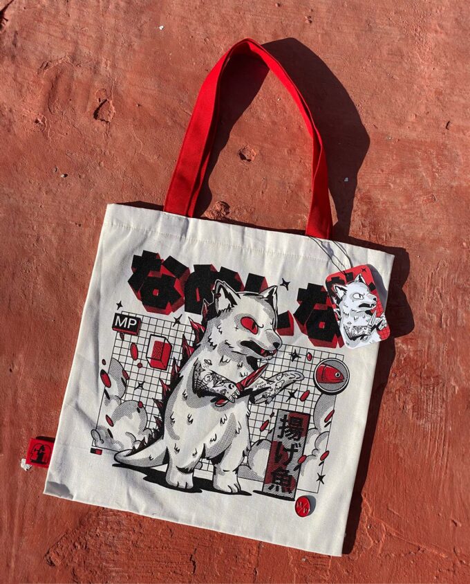 Una tote de lona en serigrafia de un gato kaiju