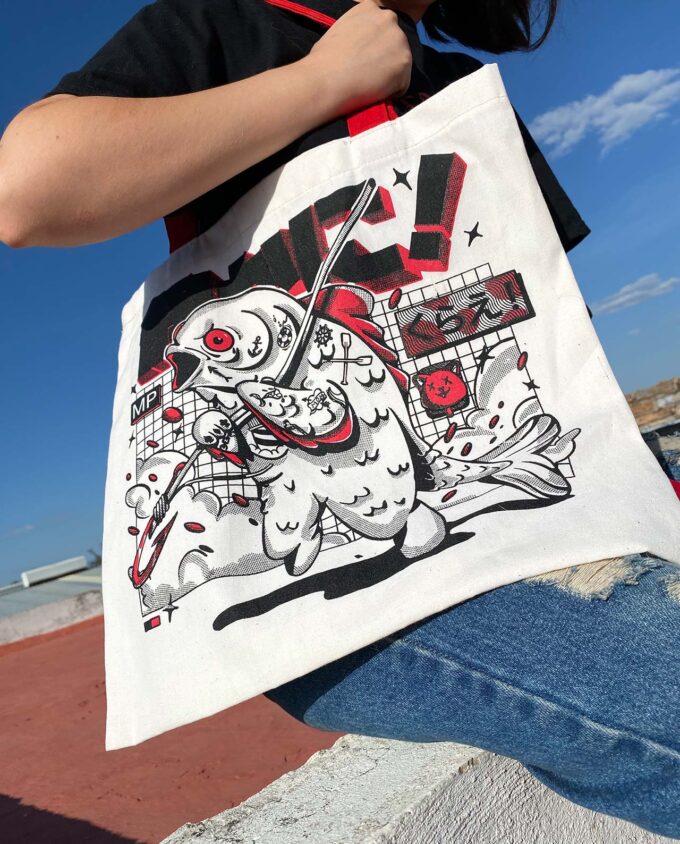 Una tote de lona en serigrafia de una pelea de kaijus