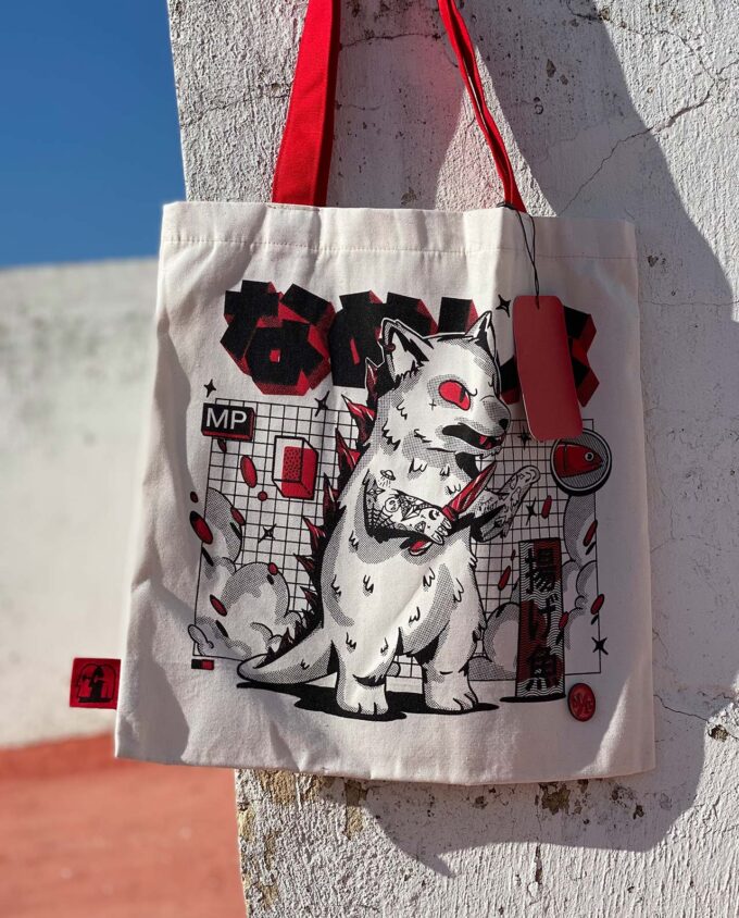 Una tote de lona en serigrafia de una pelea de kaijus