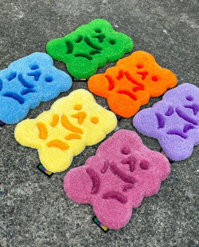 Panditas de colores en técnica de tufting en México