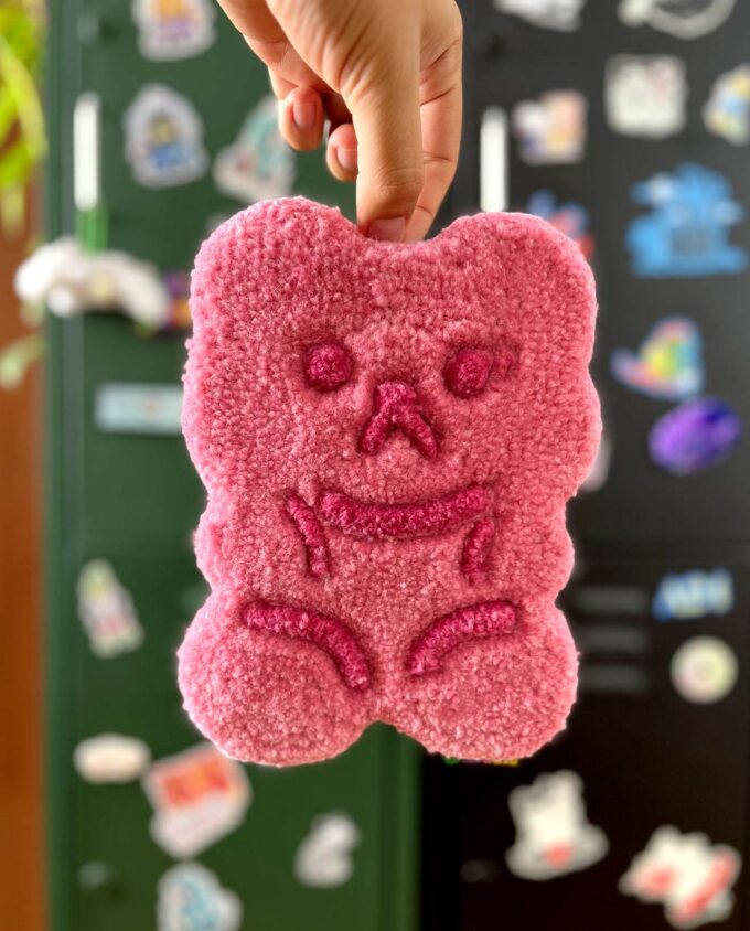 Pandita de color rosa en técnica de tufting en México