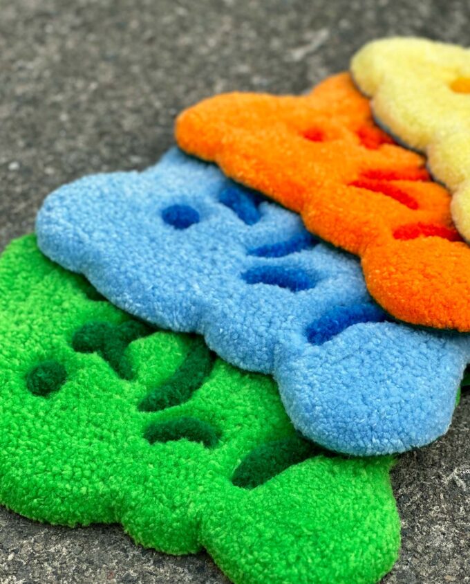 Multiples Panditas de colores en técnica de tufting