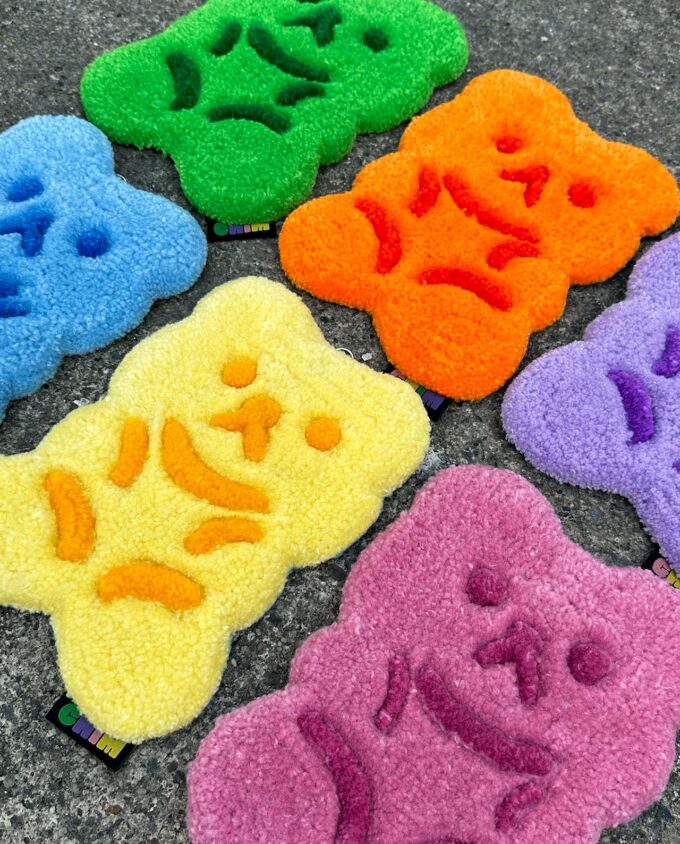 Multiples Panditas de colores en técnica de tufting