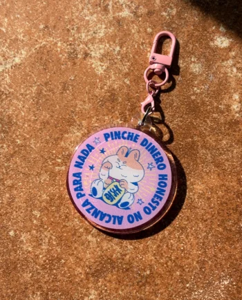 llavero pinche dinero honesto acrílico rosa con conejito maneki-neko