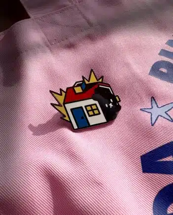 Pin de esmalte duro con una casita en llamas y un conejo saliendo, diseño original ChimChim