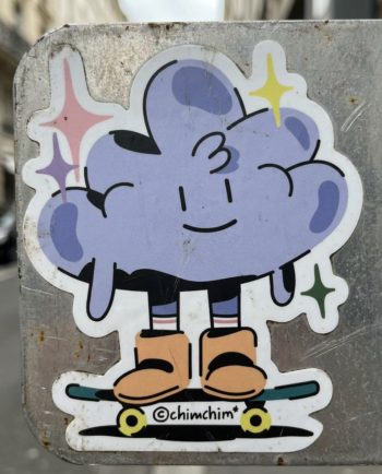 Sticker vinil matte Nube Skato 6x8 cm, nube en patineta con destellos y calcetas a rayas, contorno recortado ChimChim México