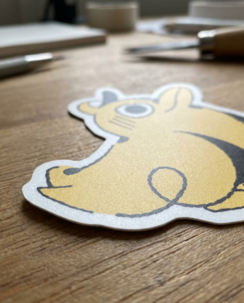 Sticker vinil matte Pájaro con Cachucha 7.5x8 cm, personaje amarillo mostaza con contorno recortado, diseño original ChimChim México