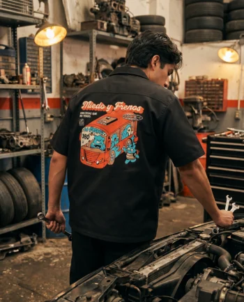 Sobrecamisa negra El Porky's ChimChim en gabardina 100% algodón con cierre de metal y logo bordado, hecha en México