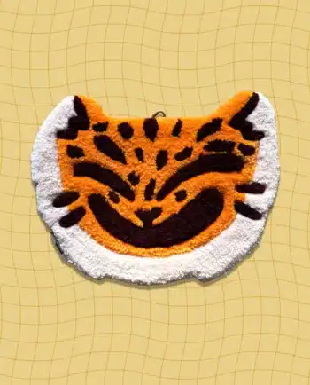Tapete tufting Jaggy 30x25 cm hecho a mano, cara de jaguar naranja con manchas vino, collab Dulcenopronto x ChimChim México