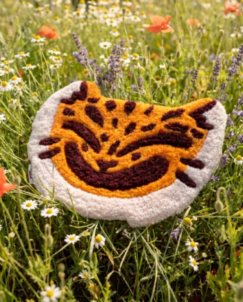 Tapete tufting Jaggy 30x25 cm hecho a mano, cara de jaguar naranja con manchas vino, collab Dulcenopronto x ChimChim México