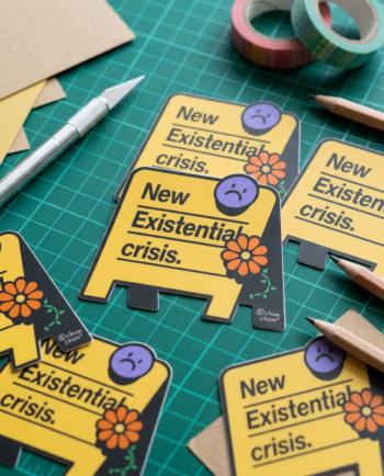Sticker vinil matte New Existential Crisis 8x6.5 cm, señalética amarilla de piso mojado con carita triste morada y flor naranja, contorno recortado ChimChim México