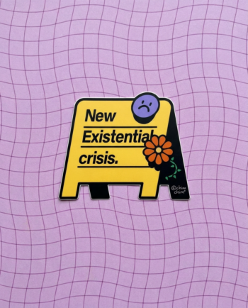 Sticker vinil matte New Existential Crisis 8x6.5 cm, señalética amarilla de piso mojado con carita triste morada y flor naranja, contorno recortado ChimChim México