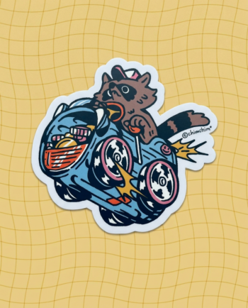Sticker vinil matte Racoon Race 8x7.5 cm, mapache en carro hecho con bote de basura agarrando palanca de velocidades, contorno recortado ChimChim México