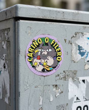 Sticker vinil matte circular Cariño o Filero 6.5cm, gato chaca con navaja y cangurera sobre fondo lila, ChimChim México