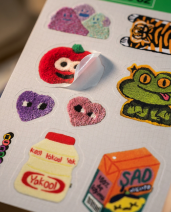 Detalle de los stickers individuales die cut de la lámina Rug Archive 02 ChimChim, hecho en México