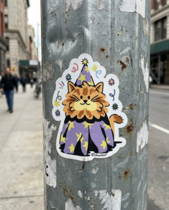 Sticker vinil matte Michimago 6.5x8.5 cm, gato naranja con capa y gorro de mago lila y estrellas, contorno recortado ChimChim México
