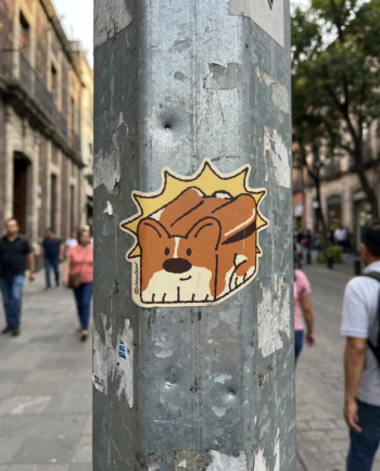 Sticker vinil matte Topper Pan 10x8 cm, corgi ChimChim asomándose entre rebanadas de pan, contorno recortado ChimChim México