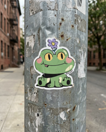 Sticker vinil matte Ranita Florita 7x8 cm, rana verde con flor morada y cachetes rosa, contorno recortado ChimChim México