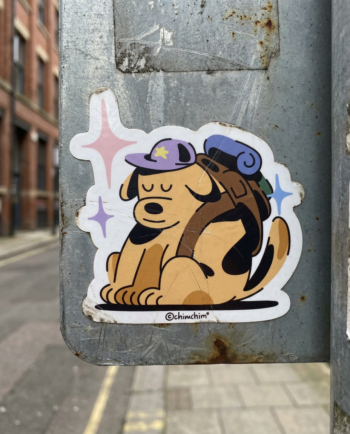 Sticker vinil matte Perrito Mochilero 8x8 cm, perrito amarillo con mochila y cachucha morada, contorno recortado ChimChim México