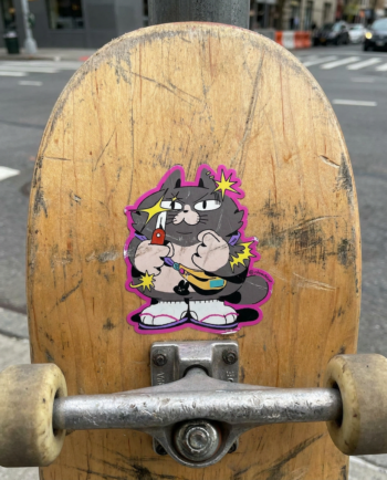 Sticker vinil matte Gato Filero versión completa 7.5x8.5 cm, gato chaka con sandalias calcetines cangurera y filero, contorno recortado ChimChim México
