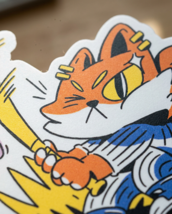 Sticker vinil matte Bambinazo 7.5x8 cm, zorro naranja bateando en pantalón azul beisbol, contorno recortado ChimChim México