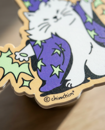 Sticker vinil matte Michimago Blanco 8x7 cm, gato blanco con túnica y gorro morado lanzando magia de las patitas, contorno recortado ChimChim México