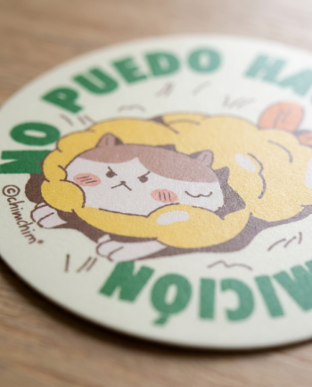 Sticker vinil matte circular Gato Tempura 6.5cm, gato enojado envuelto en tempura con texto no puedo hacer la mimición, fondo crema ChimChim México