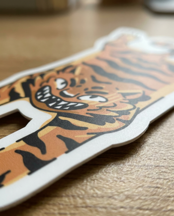 Sticker vinil matte Tigre Pachón Naranja 10x5 cm, silueta completa de tigre naranja con rayas negras, contorno recortado ChimChim México