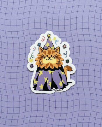 Sticker vinil matte Michimago 6.5x8.5 cm, gato naranja con capa y gorro de mago lila y estrellas, contorno recortado ChimChim México