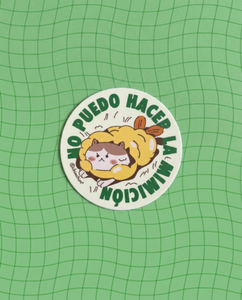 Sticker vinil matte circular Gato Tempura 6.5cm, gato enojado envuelto en tempura con texto no puedo hacer la mimición, fondo crema ChimChim México