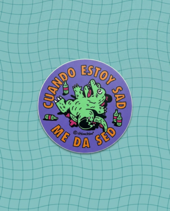 Sticker vinil matte circular Drunkzilla 6.5cm, lagarto verde patas arriba con botellas y texto cuando estoy sad me da sed, fondo lila ChimChim México