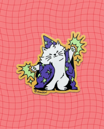 Sticker vinil matte Michimago Blanco 8x7 cm, gato blanco con túnica y gorro morado lanzando magia de las patitas, contorno recortado ChimChim México