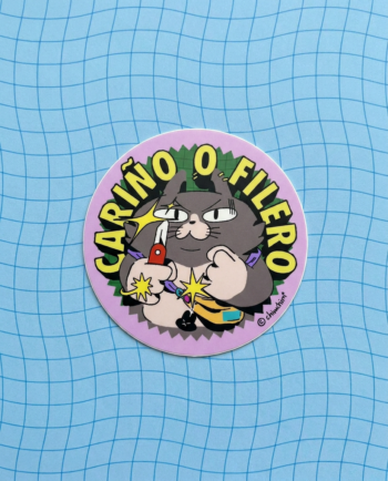 Sticker vinil matte circular Cariño o Filero 6.5cm, gato chaca con navaja y cangurera sobre fondo lila, ChimChim México