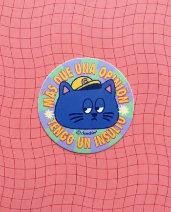 Sticker vinil matte circular Más Que una Opinión 6.5cm, gato azul con gorrita amarilla y frase más que una opinión tengo un insulto, ChimChim México
