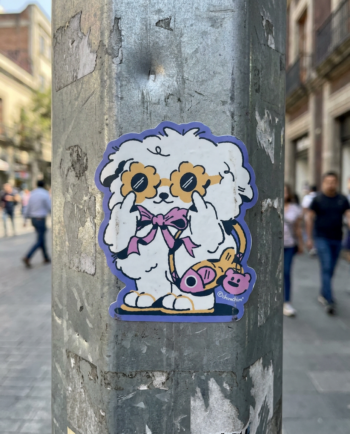 Sticker vinil matte Perrito versión azul marino 8x7 cm, perrito blanco esponjoso con lentes de flor y moño rosa, contorno recortado ChimChim México
