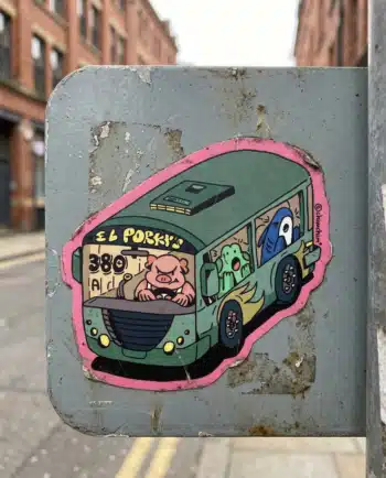 Sticker vinil matte El Porky's 8x7 cm, camión urbano ruta 380 con puerco al volante y pasajeros, contorno recortado ChimChim México