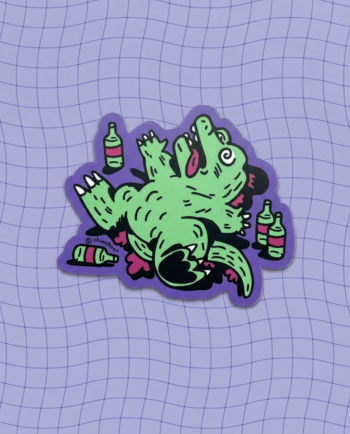 Sticker vinil matte Drunkzilla 9x7.5 cm, lagarto verde patas arriba rodeado de botellas sobre fondo morado, contorno recortado ChimChim México