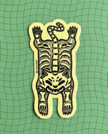 Sticker die cut Tigre Pachón Spooky fotoluminiscente, vinil brilloso, diseño ChimChim
