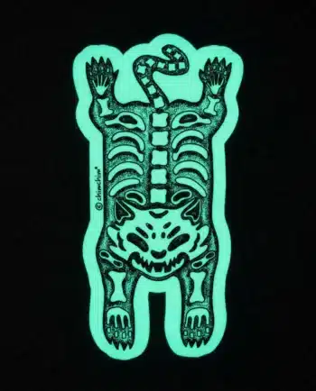Sticker die cut Tigre Pachón Spooky fotoluminiscente, vinil brilloso, diseño ChimChim