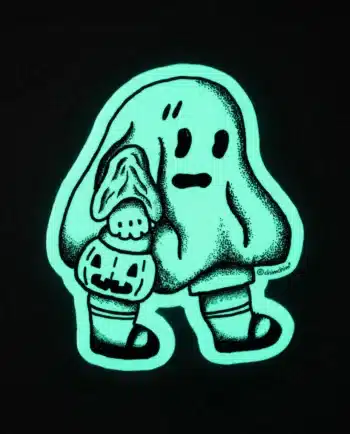 Sticker die cut de Fantasmín, fantasma fotoluminiscente con calabaza, vinil brilloso, diseño ChimChim