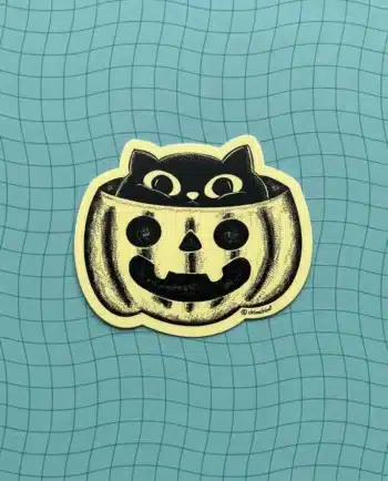 Sticker die cut Gatoween, gato negro en calabaza fotoluminiscente, vinil brilloso, diseño ChimChim