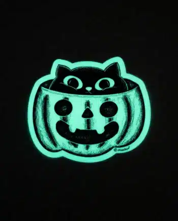 Sticker die cut Gatoween, gato negro en calabaza fotoluminiscente, vinil brilloso, diseño ChimChim